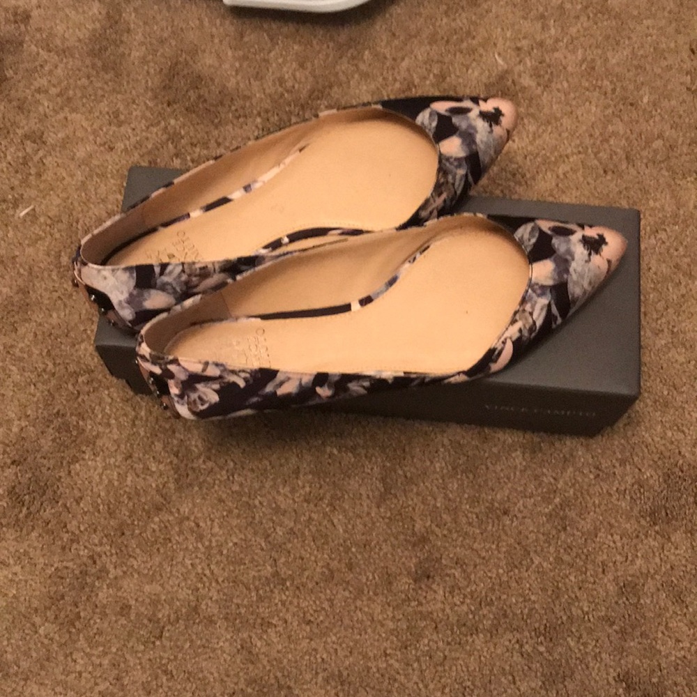 Vince Camuto Floral print flat